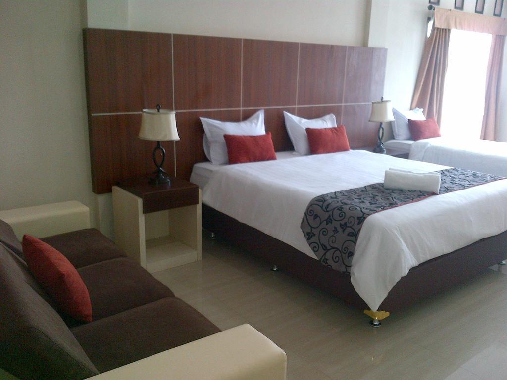 Santa Monica Hotel And Convention Ciherangsating Room photo